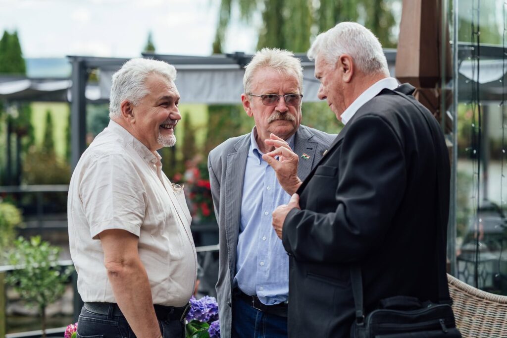Vendégek beszélgetnek