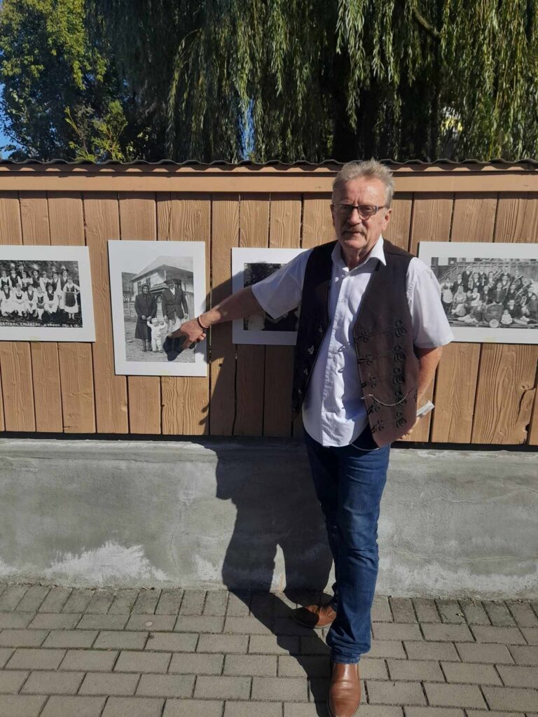 Balázs Árpád a régi fényképek kiállításánál