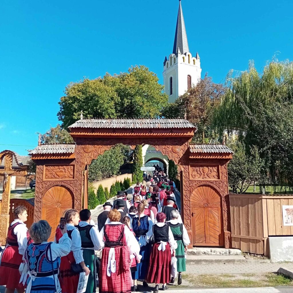 Népviseleti felvonulás a kapu alatt