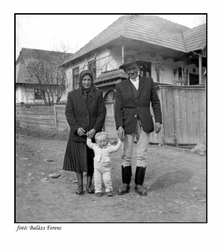 Házaspár kisgyerekkel a ház előtt