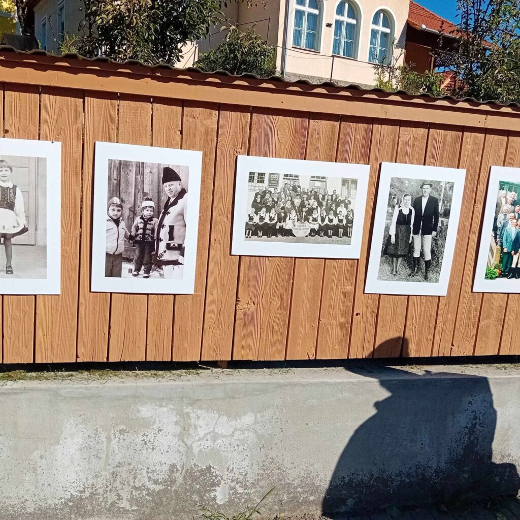 Régi fényképek a kerítésen