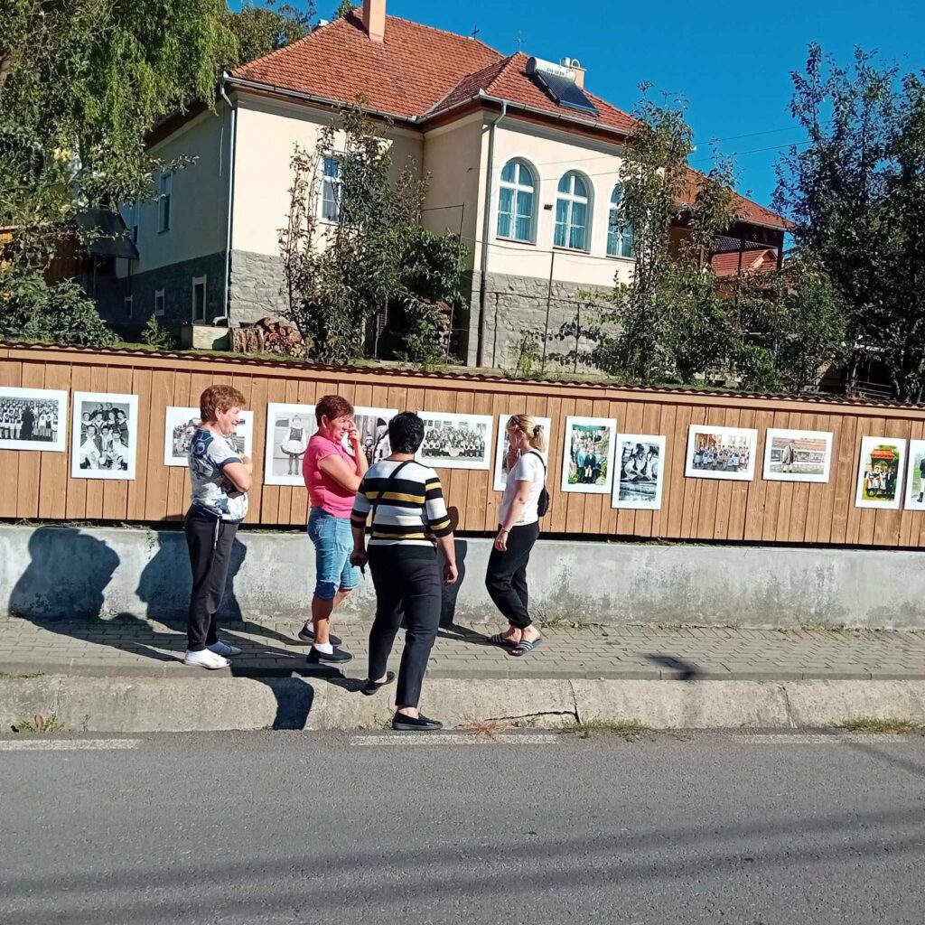Nézelődők a fényképkiállításnál