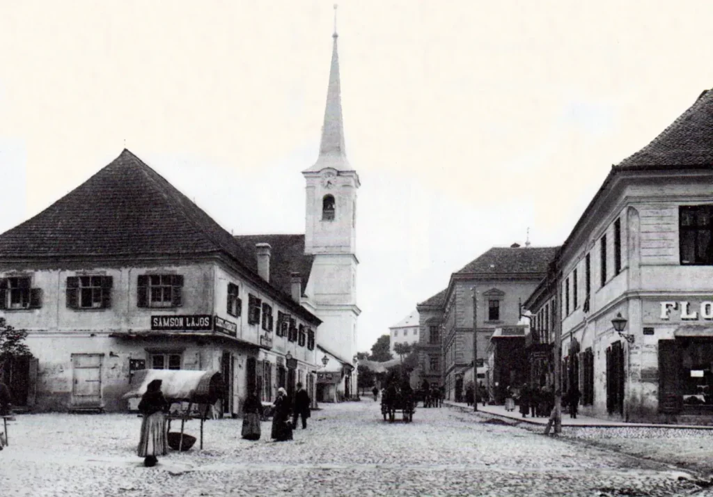 Székelyudvarhely főtere, a református templommal, 1910 körül