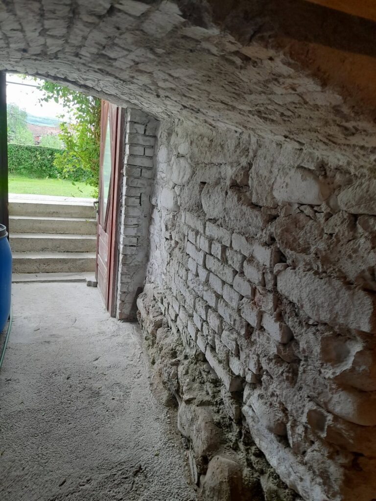 A pince eredeti, alacsony bejárata