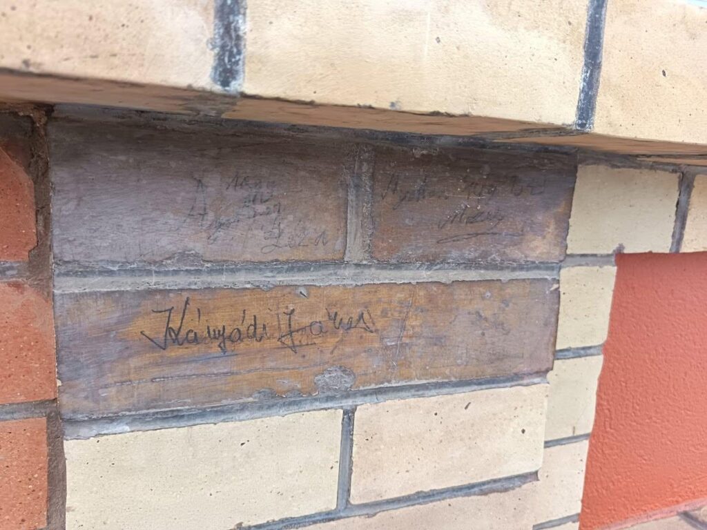 Századfordulós felirat a téglafalon