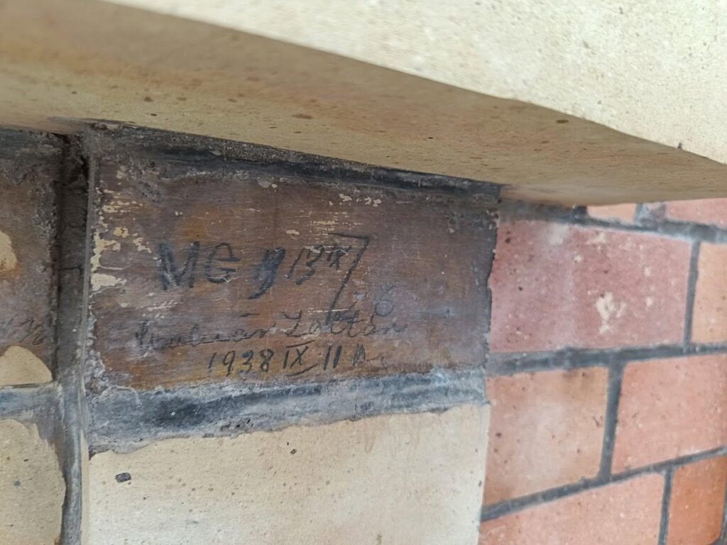 1938-as felirat a téglán