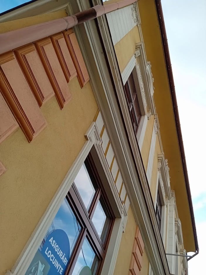 A sarokra épült ház díszes homlokzata