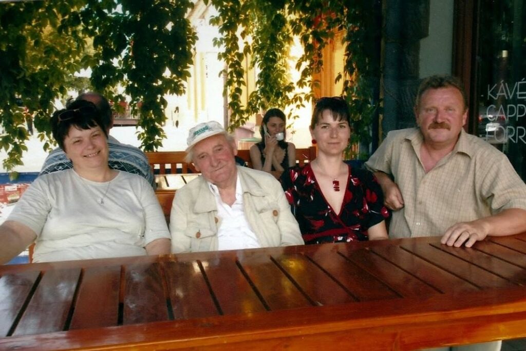 Kányádi Sándor a „galambfalvi lányokkal”