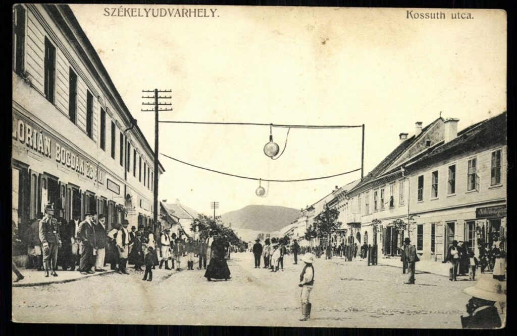 Székelyudvarhely, Kossuth utca – régi képeslap (a bal oldali épületen a „Florian Bogdan” felirat olvasható)