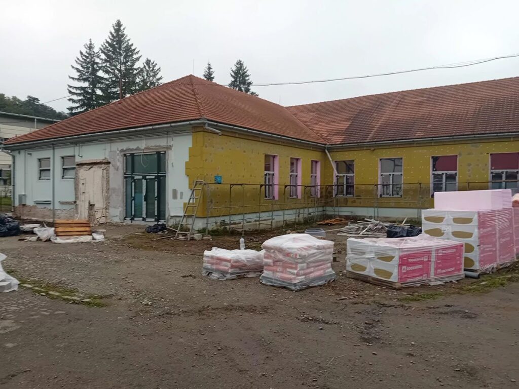 Felújítás az egykori laktanya hátsó udvarában