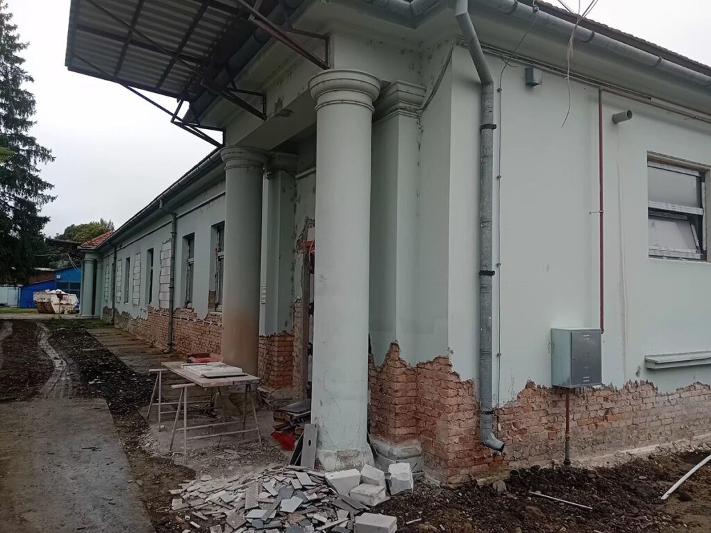 Az oszlopos bejáró a felújítás alatt